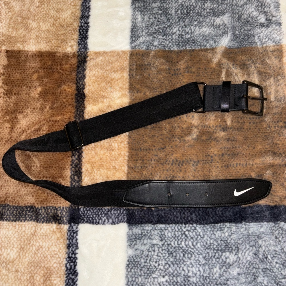 Black Nike softball belt